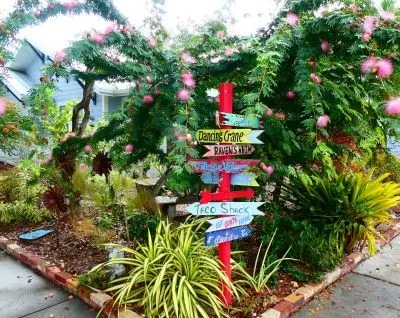 Colorful signs welcoming visitors to Bradenton’s Village of the Arts. Photo via the City of Bradenton.